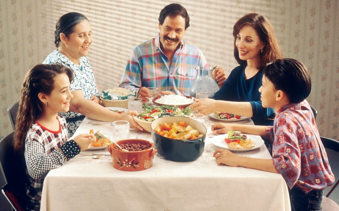 Una guía para la póliza de seguro de vida | Cena familiar para comer | Martha Navarrete Agencia de Seguros | Agencia de seguros de Martha